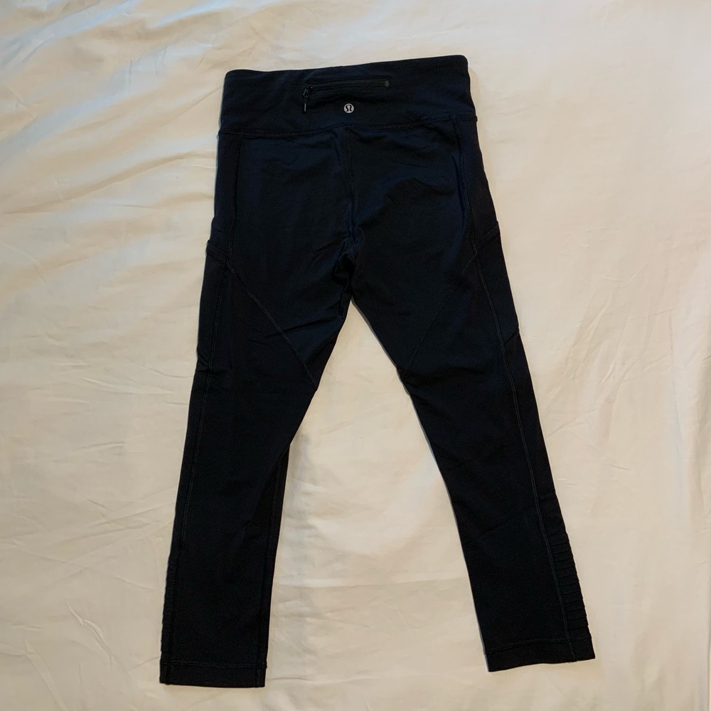 Lululemon crop leggings with pockets and reflective stripes. Size 6
